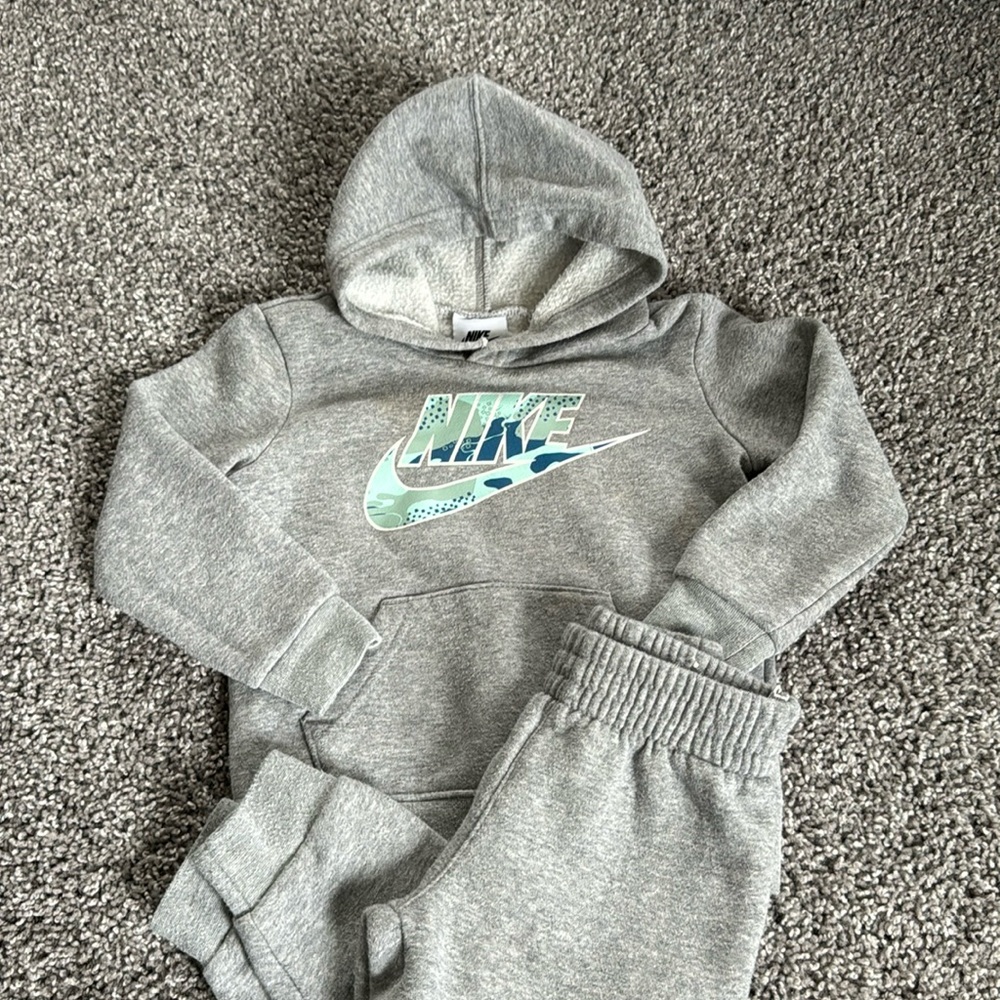 Nike Toddler Hoodie & Joggers Set – Gray Athletic Outfit